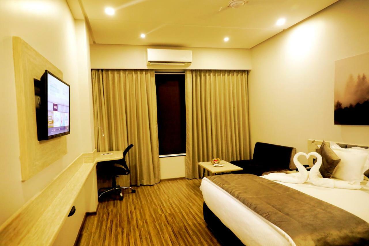 Kyriad Hotel Nashik By Othpl Exterior foto